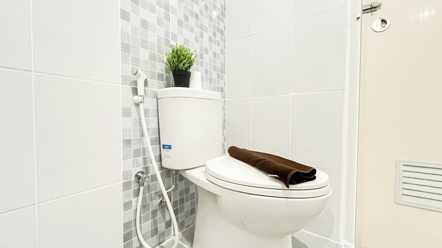 Bathroom 4, Simple Designed 2Br Near Tokyo Hub At Tokyo Riverside Pik 2 Apartment, Tangerang
