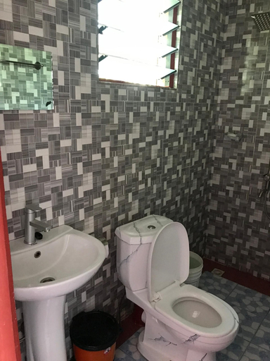 Bathroom 5, Alberjah Traincity Guesthouse, Asuogyaman