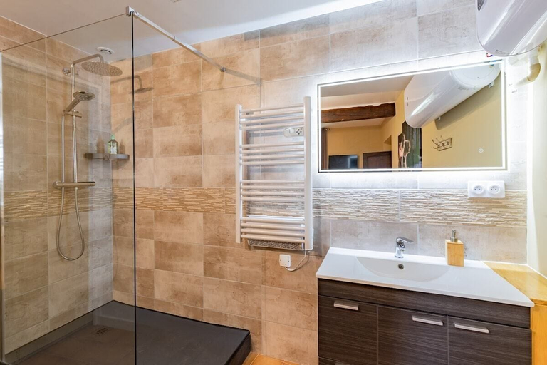 Bathroom 4, Le Repos du Poète, Hautes-Pyrénées