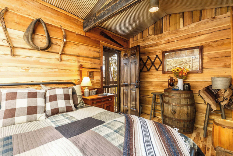 Room 5, Ohio Starlight Glamping Cabins, Adams