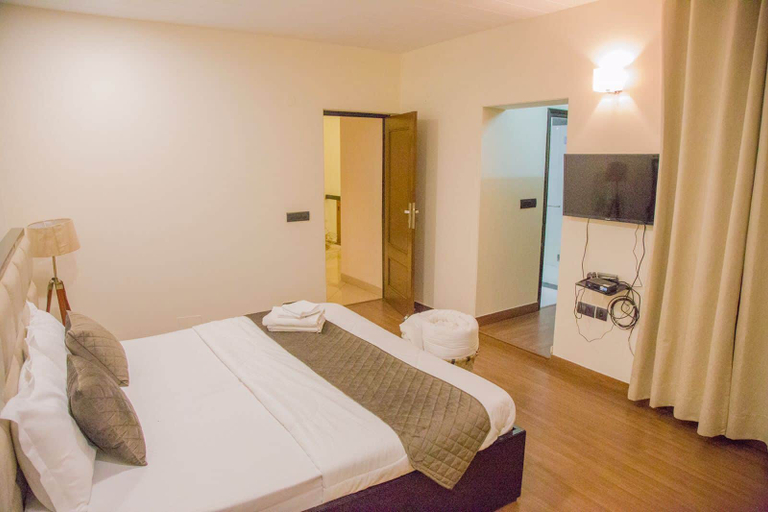 Room 2, Classic Pine View Villa Kasauli, Solan