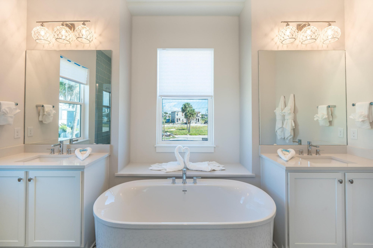 Bathroom 2, Tranquil Daze, Lee