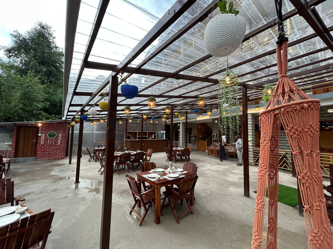 Food & Drinks 4, Green Woods, Kullu