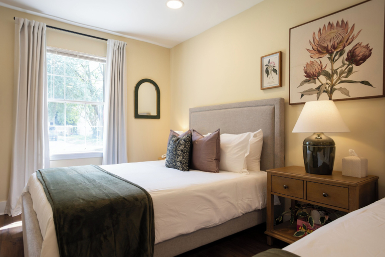 Room 5, New Meets Nostalgic- Cottage Sleeps 8, Chatham