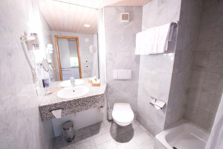 Bathroom 3, Hotel Schlössli Garni - Free Parking, Nidau