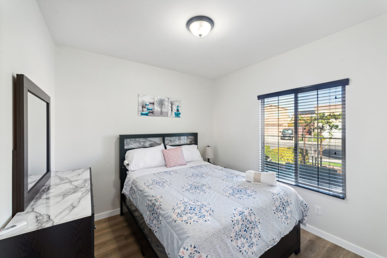 Room 5, Charming Pet-friendly Getaway In Sunny Beaumont 4 Bedroom Home, Riverside