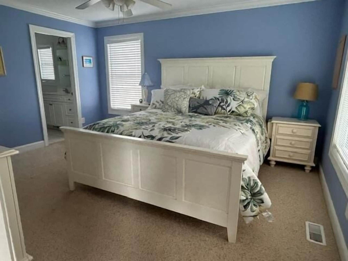 Room 3, Salt, Sand And Sudds 5 Bedroom Home by RedAwning, Brunswick