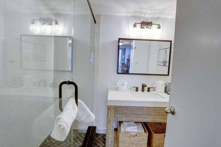Bathroom 4, Trillium 1B - Premier, Pinellas