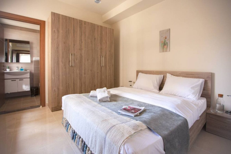 Room 5, Sioufi - 2-BR Apartment With a Balcony, Beirut