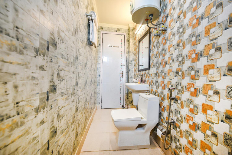 Bathroom 4, Hotel Ishtara Auberge, Delhi