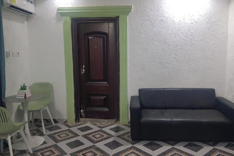 Living area, 1 Bedroom House Sleeps 2 - Aircon - Free Parking, Tema