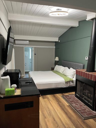Room 2, Studio 9 Big Bear, San Bernardino