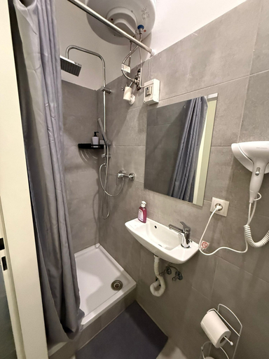 Bathroom 4, Modern 1BR Apt Steps from Westbahnhof, Wien