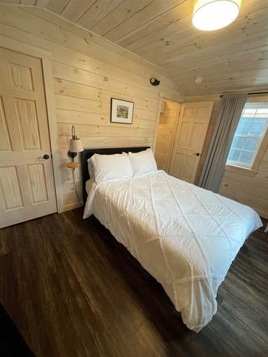 Room 4, Chickadee Limit 4 2 Bedroom Cabin, Cumberland