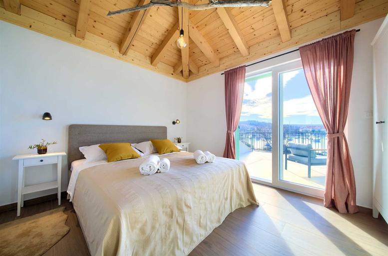 Bedroom 5, Villa Beachfront With 4 Bedrooms and 3 5 Bathrooms, Dobrinj