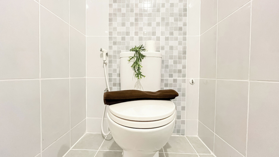 Bathroom 5, Cozy And Modern Studio Room Apartment Pollux Chadstone, Cikarang