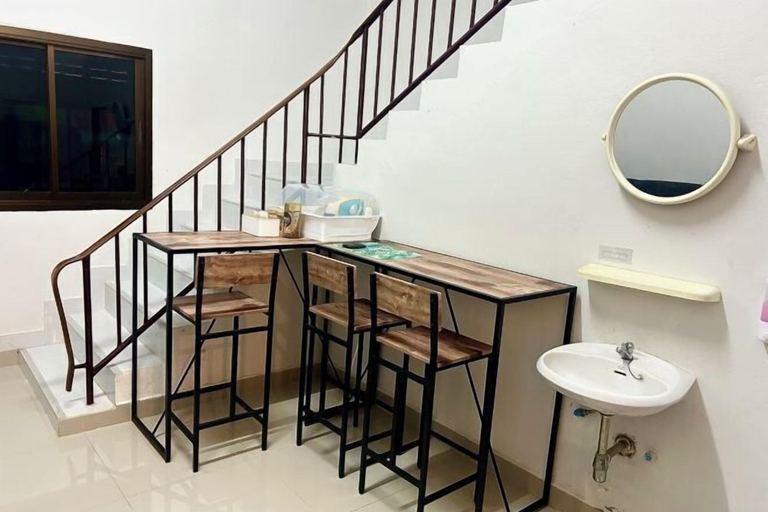 Interior 5, Lub D, Batong