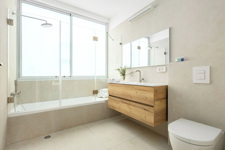 Bathroom 2, Central & Bright Getaway by Sea N' Rent