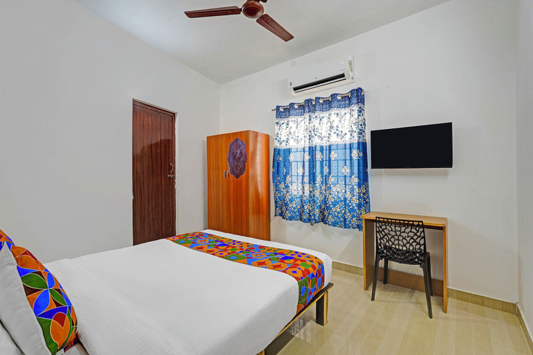 Room 5, Fabexpress Ss Residency, Kancheepuram