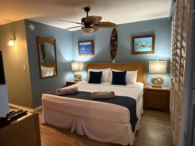 Room 5, Whale Watching Oceanfront Escape Molokai Views Cool Tropical Breezes, Maui