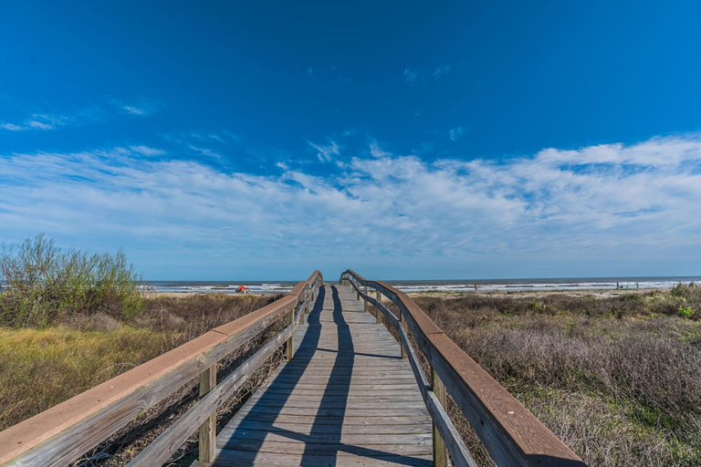 Room 4, Sunny Daze Walk to Beach 2 Decks Pet Friendly, Galveston