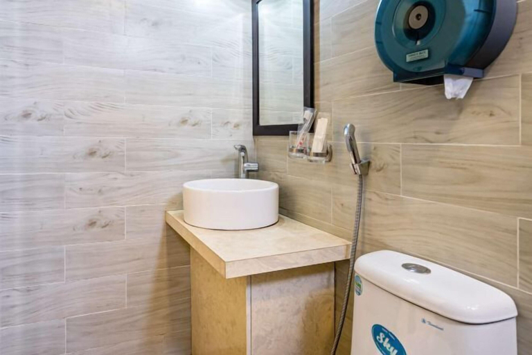 Bathroom 4, Lotus Laverne Hotel, Bình Thạnh