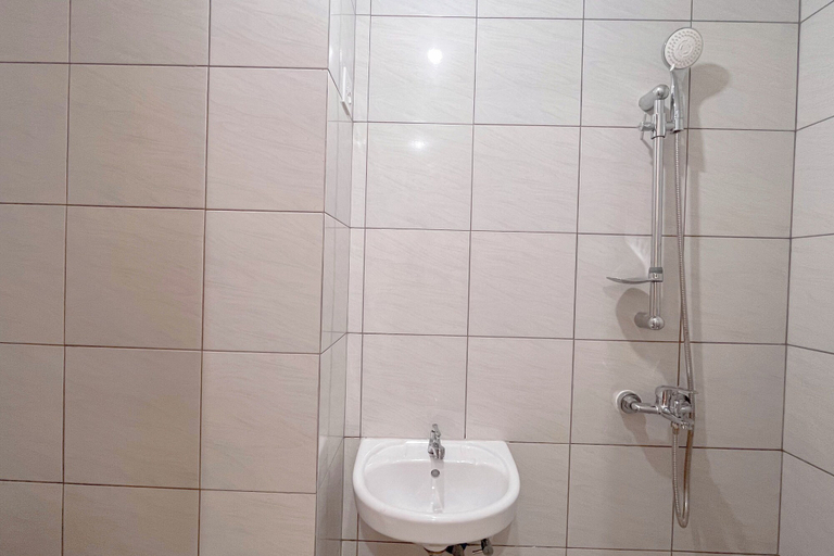 Bathroom 5, Simple Studio At Bandaraya - Tallasa City Makassar Apartment, Makassar