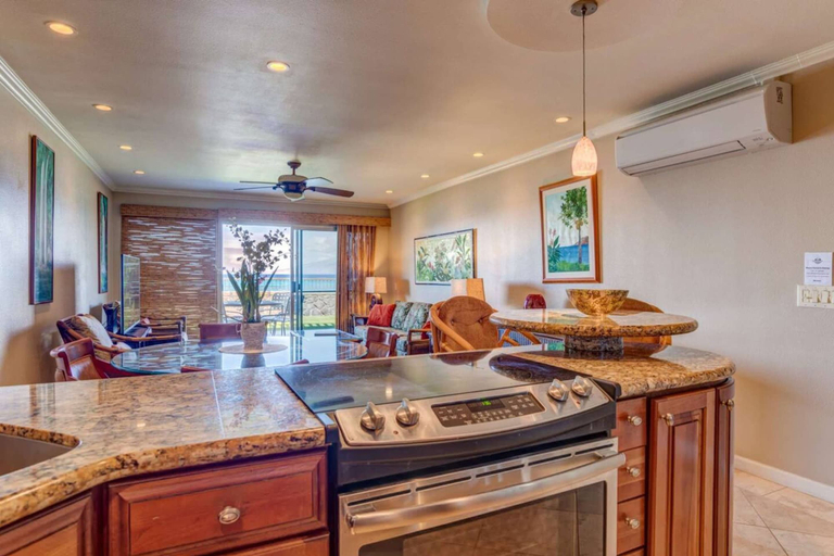 Room 4, Oceanfront Seaside Sanctuary Stunning Views w 2 Lanais Whales Watching Haven, Maui