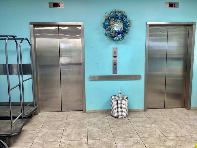 Interior 2, Shoreline Studio, Seawall Beachfront Condo for 4, Galveston