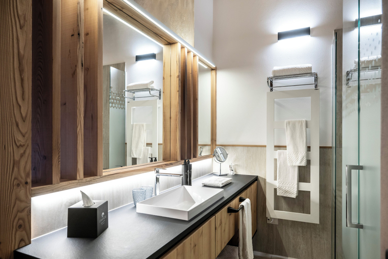 Bathroom 5, Ciampedie Luxury Alpine Spa Hotel, Trento