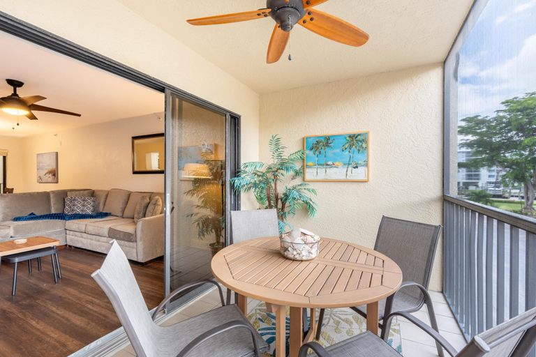 Outdoor dining 2, Santa Maria II #111, Lee