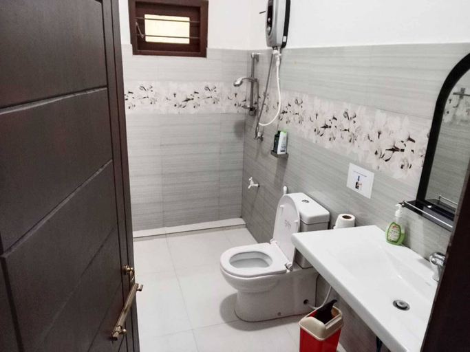 Bathroom 4, Bosadi Homestay, Katana