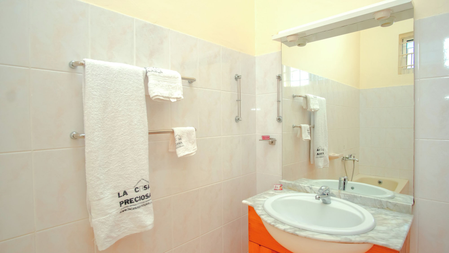 Bathroom 4, La Casa Preciosa, Tanga