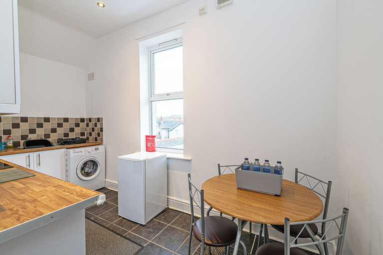 Private kitchen 2, Two Bedroom Apartment by Guestz, Conwy