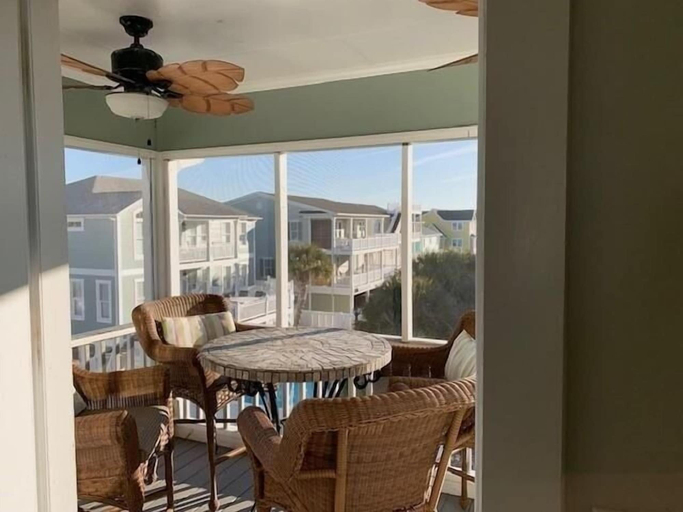 Outdoor dining 4, Absolute Bliss Private 4 Bedroom Home by RedAwning, Brunswick