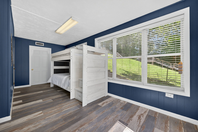 Room 4, Lakefront Getaway With Private Dock & Scenic Views 3 Bedroom Home, Sullivan