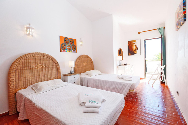 Room 5, B86 - Beachline Apartment in Praia da Luz, Lagos