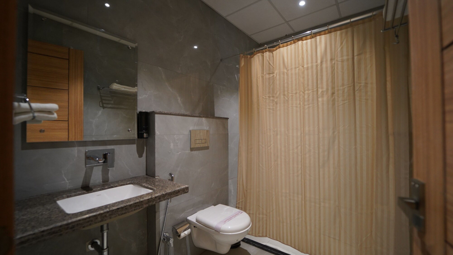 Bathroom 2, Solitaire Resort, Gonda