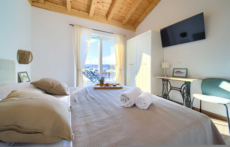 Bedroom 4, Villa Beachfront With 4 Bedrooms and 3 5 Bathrooms, Dobrinj