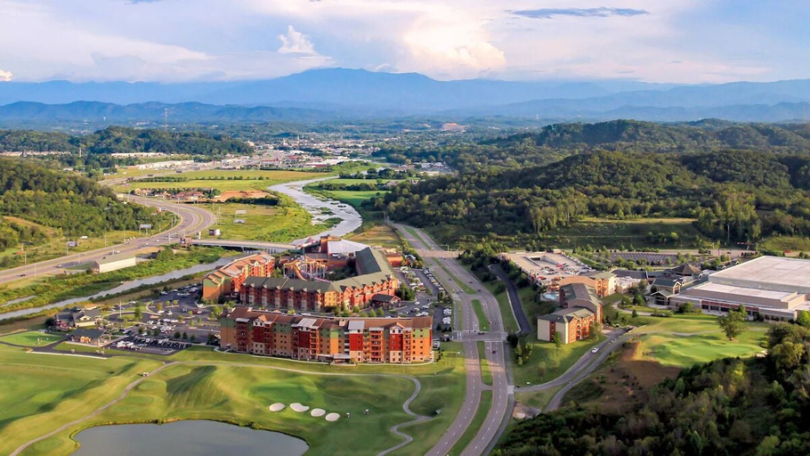 Aerial view 1, Wilderness at the Smokies – River Lodge Suites, Sevier