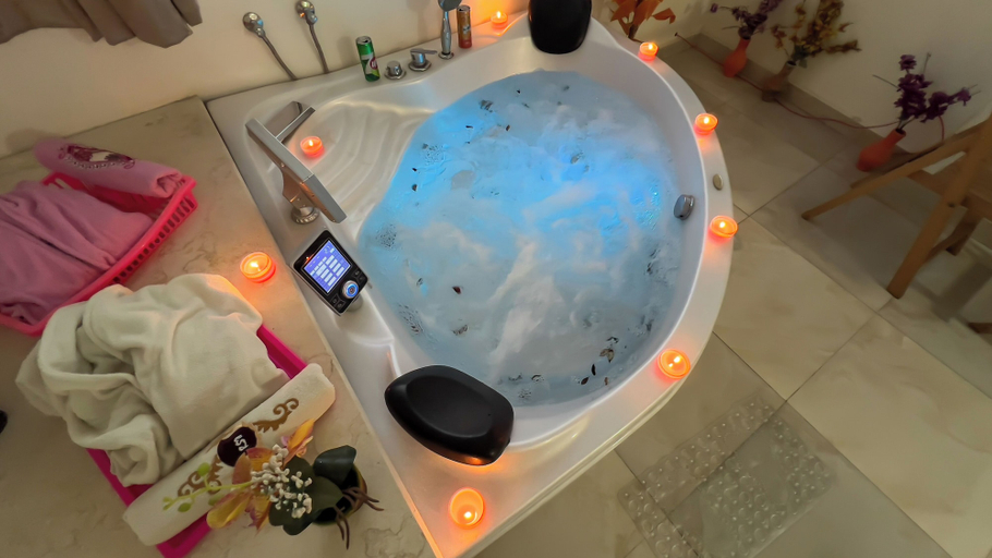Steam room 2, Luxury jacuzzi & pyramids view, Al-Ahram