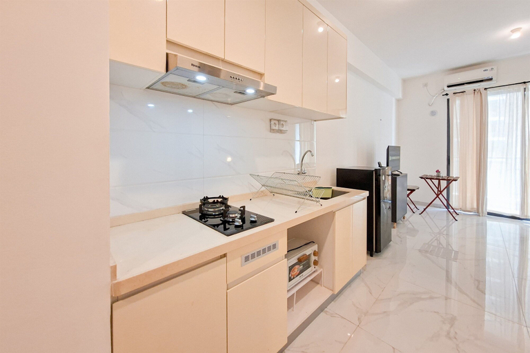Private kitchen 5, Cozy And Pool View 2Br At Sky House Bsd Apartment, Tangerang Selatan