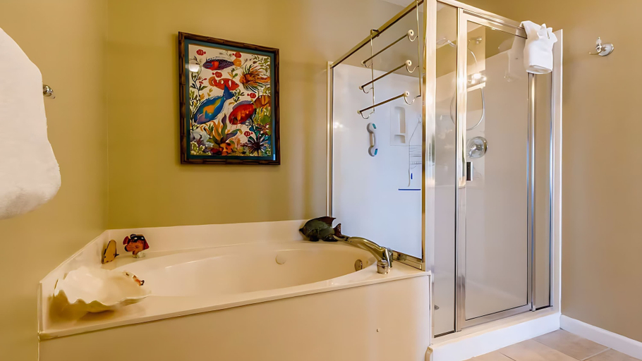 Bathroom 3, Spacious 3-bedroom Beachfront Condo Pool, Large Balcony, Escambia