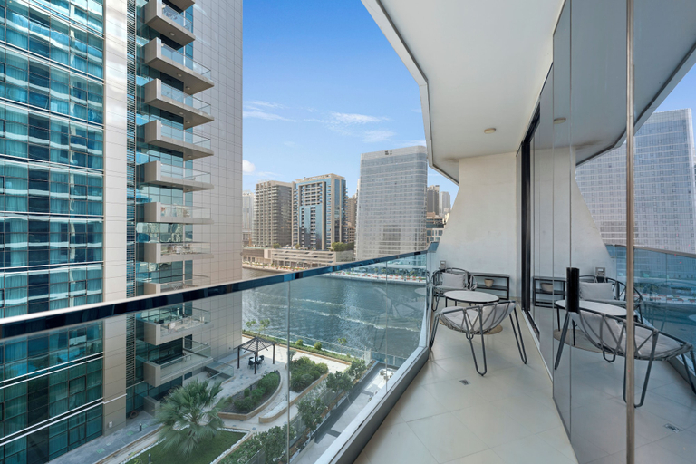 Balcony 2, Chic 1BR Canal View at Waves Tower, Dubai