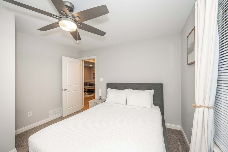 Room 4, Valley Ridge Retreat For 8, Hamilton