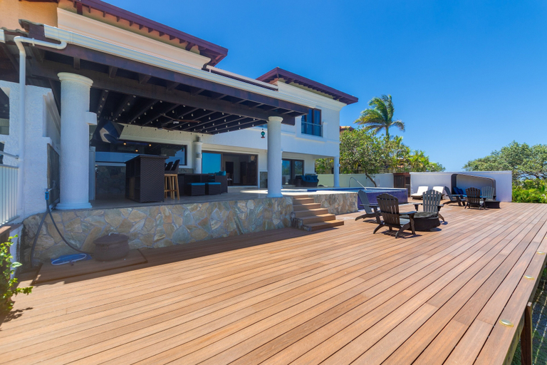 Outdoor dining 4, Pristine Bay 1005- Villa Loce 4 Bedroom Home, Roatán