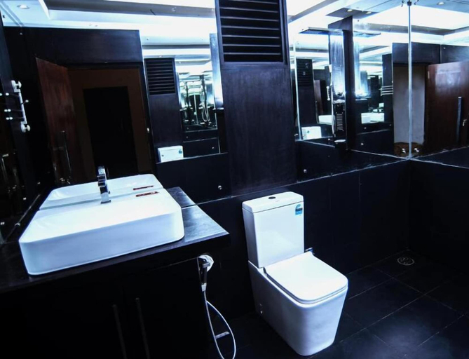 Bathroom 4, Falcon Villas, Lunugala