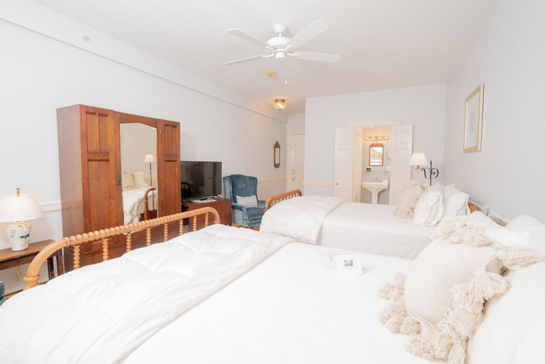 Room 4, Historic General Lewis Inn, Greenbrier