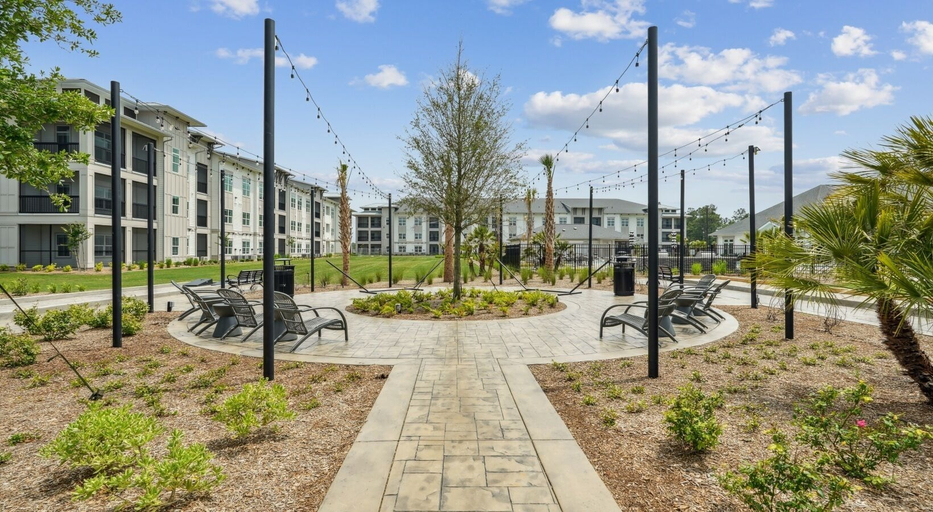 Courtyard, Landing Apartments - Waterway Hills, Horry