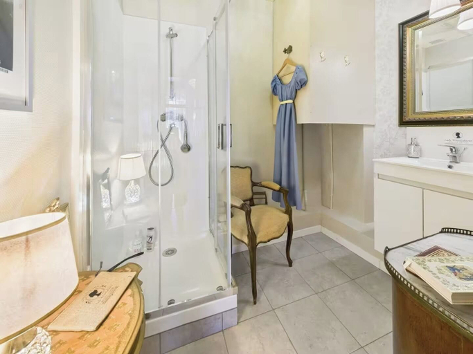 Bathroom 3, Jol Tourisme, Aube